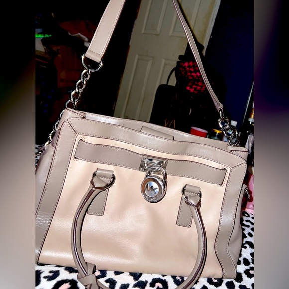 𝓐𝓾𝓽𝓱𝓮𝓷𝓽𝓲𝓬 𝓜𝓲𝓬𝓱𝓪𝓮𝓵 𝓚𝓸𝓻𝓼 𝓖𝓻𝓮𝔂 𝓚𝓮𝔂 & 𝓛𝓸𝓬𝓴 𝓟𝓾𝓻𝓼𝓮 - Picture 5 of 7